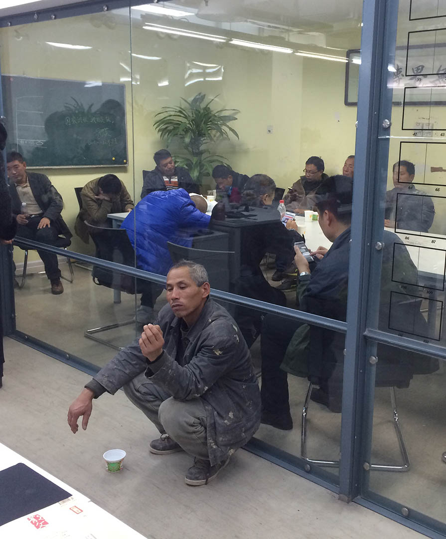11月10日晚間7點45分的無界新聞編輯部門口和被佔領的採編平台。