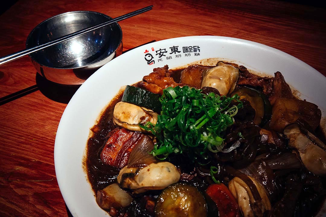 釜山鲜蚝奶奶鸡。摄:叶家豪/端传媒