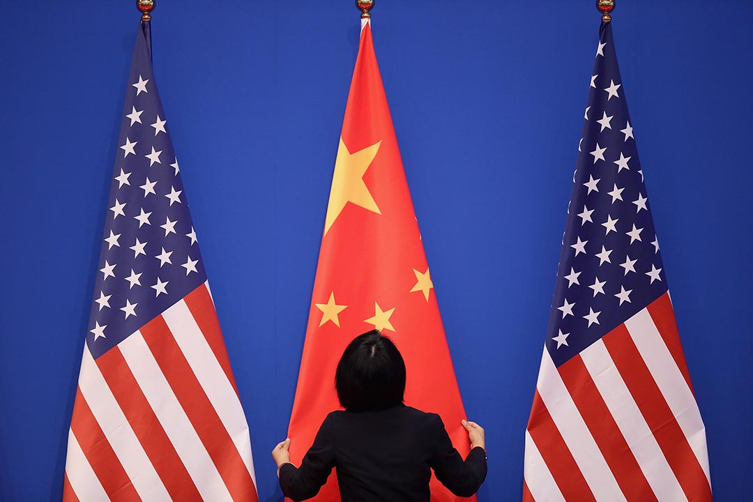 一名工作人员在整理中国国旗。摄:Feng Li/Getty Images