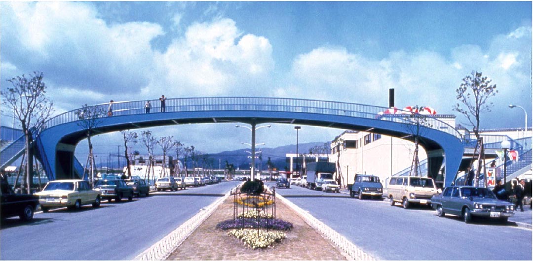 大坂樟叶行人天桥:公共设施应该是一种城市风景,熟悉的弧度,与环境相称的蓝色,桥身也非常坚固。(摄:Lit Ma / 端传媒)