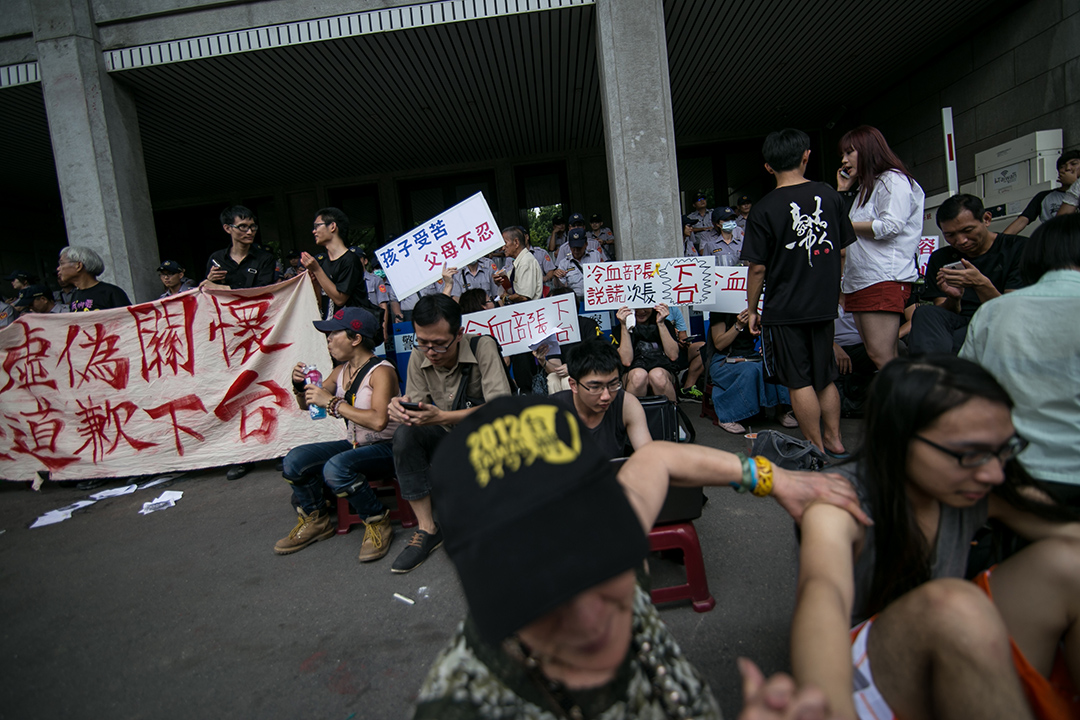 民眾於教育部外聚集。攝: Billy H.C. Kwok/ 端傳媒