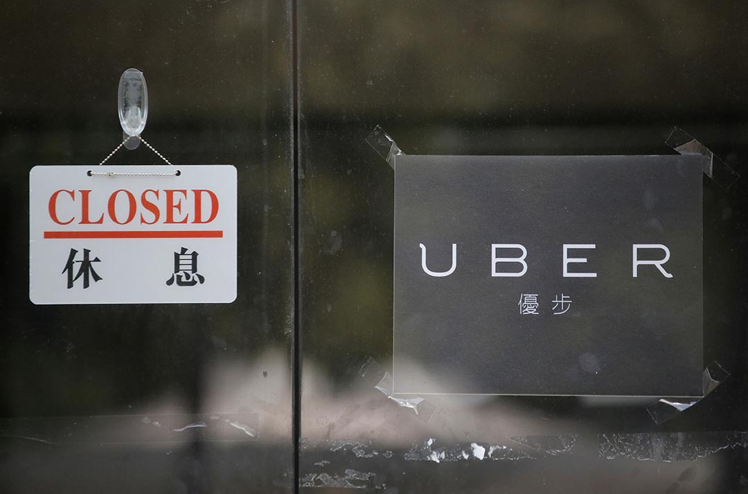 Uber長沙灣辦公室被警方搜獲一批文件、電腦及電話。攝 : Vincent Yu/AP