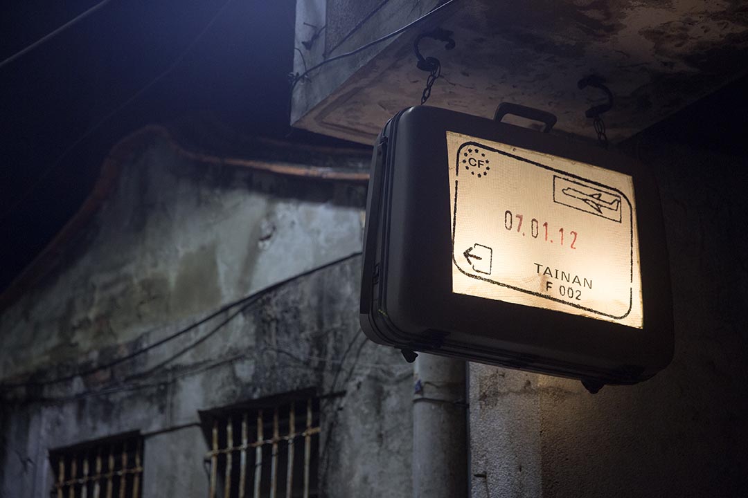 走到哪個角落,處處可見阿勇喜愛旅行的痕跡。攝:張國耀/端傳媒