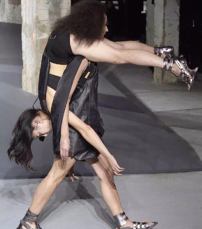 Rick Owens今年的变态负重式catwalk。据云用的非专业Model而是有舞者和运动员。相片由作者提供