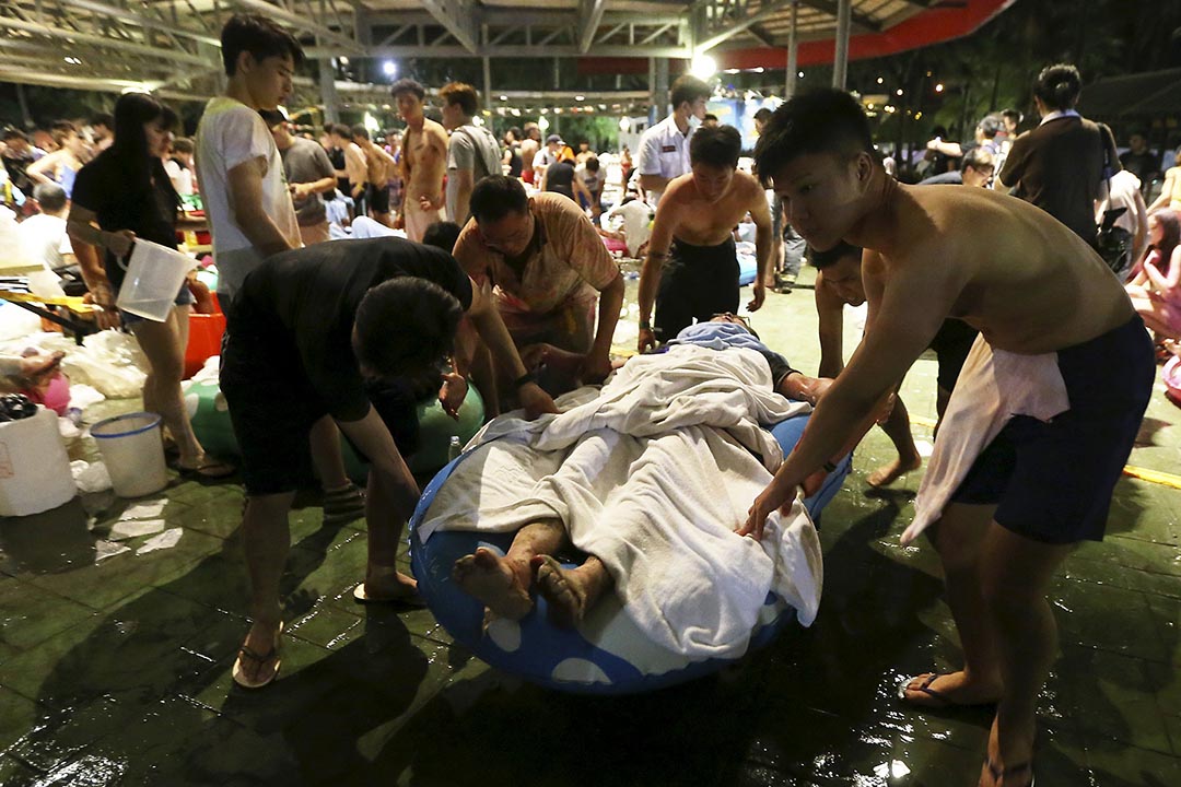 2015年6月27日, 台湾新北市八里区八仙乐园发生尘爆意外,图为伤者被抬走抢救。摄:Wu Chia/REUTERS