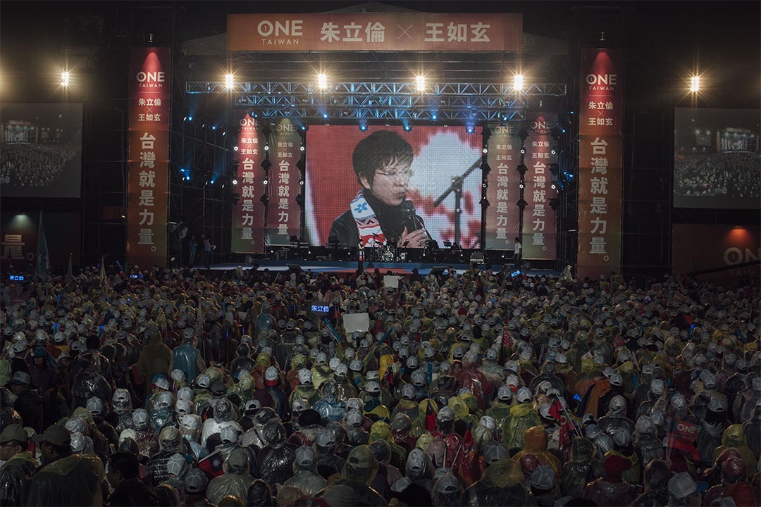 2016年1月15日,台北,國民黨洪秀柱在總統候選人朱立倫的造勢晚會上演講。攝:Anthony Kwan/端傳媒
